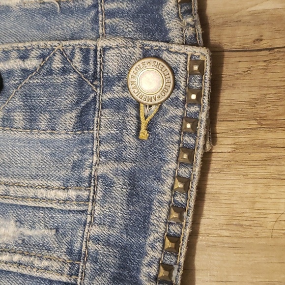 AMERICAN EAGLE CROPPED DISTRESSED STUDDED JEAN JACKET LIGHT WASH SZ XS - Picture 4 of 9